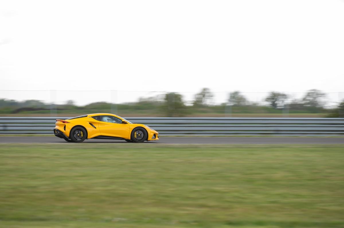 Lotus Emira: come va la nuova sportiva con motore Amg provata sulla pista di Hethel