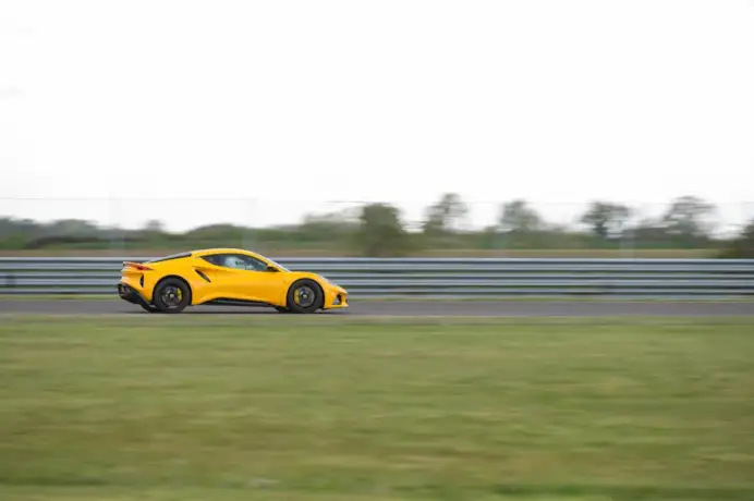 Lotus Emira: come va la nuova sportiva con motore Amg provata sulla pista di Hethel