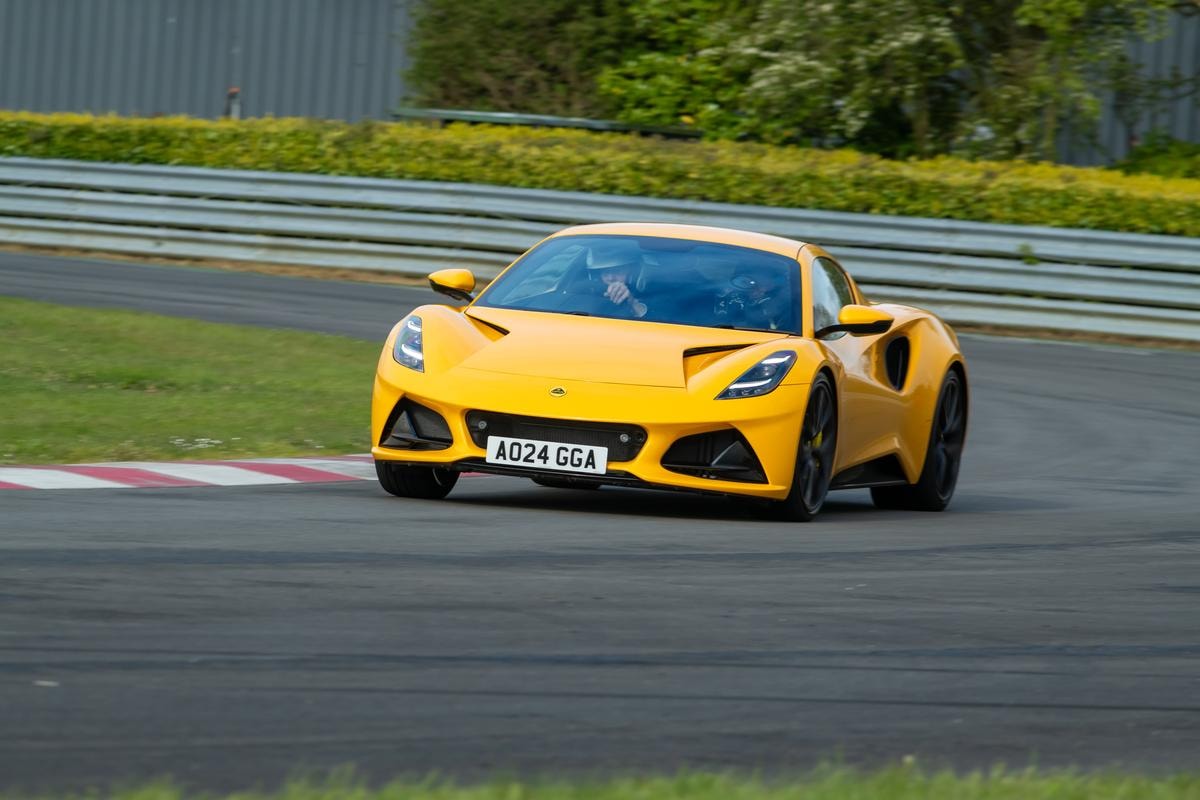 Lotus Emira: come va la nuova sportiva con motore Amg provata sulla pista di Hethel