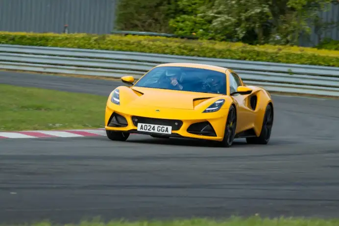 Lotus Emira: come va la nuova sportiva con motore Amg provata sulla pista di Hethel