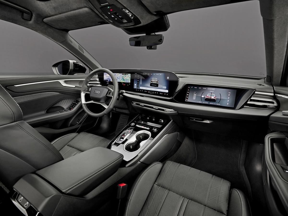 Audi A6 allroad interior: The driver-focused cockpit with large displays combines premium materials and clearly structured operating.