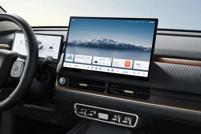 Silenziosa, tecnologica e con 1.000 km di autonomia: ecco la nuova GWM Ora 5 che sembra una Porsche