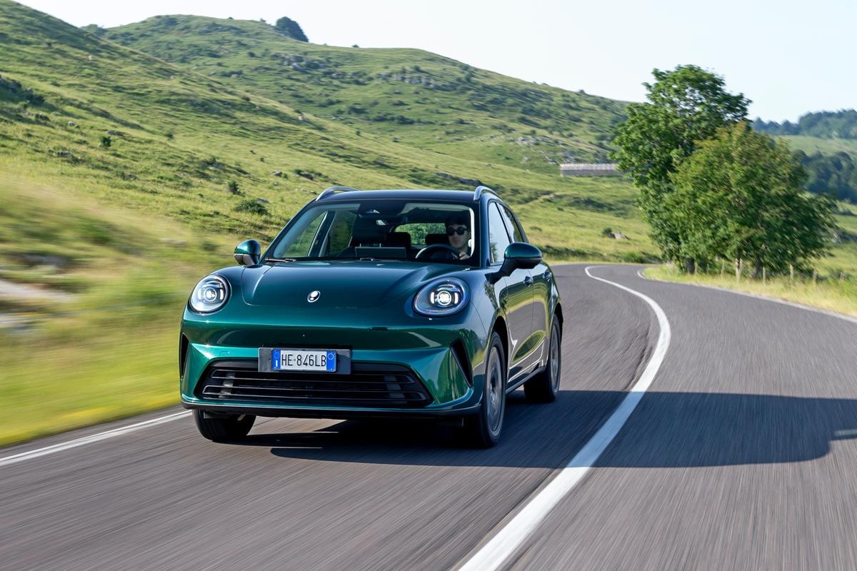 Silenziosa, tecnologica e con 1.000 km di autonomia: ecco la nuova GWM Ora 5 che sembra una Porsche
