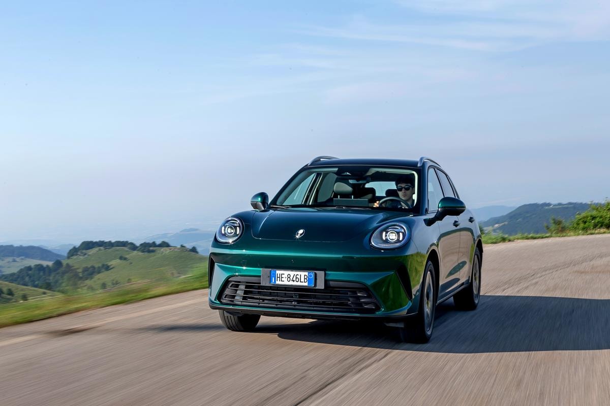 Silenziosa, tecnologica e con 1.000 km di autonomia: ecco la nuova GWM Ora 5 che sembra una Porsche