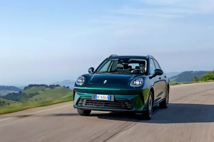 Silenziosa, tecnologica e con 1.000 km di autonomia: ecco la nuova GWM Ora 5 che sembra una Porsche
