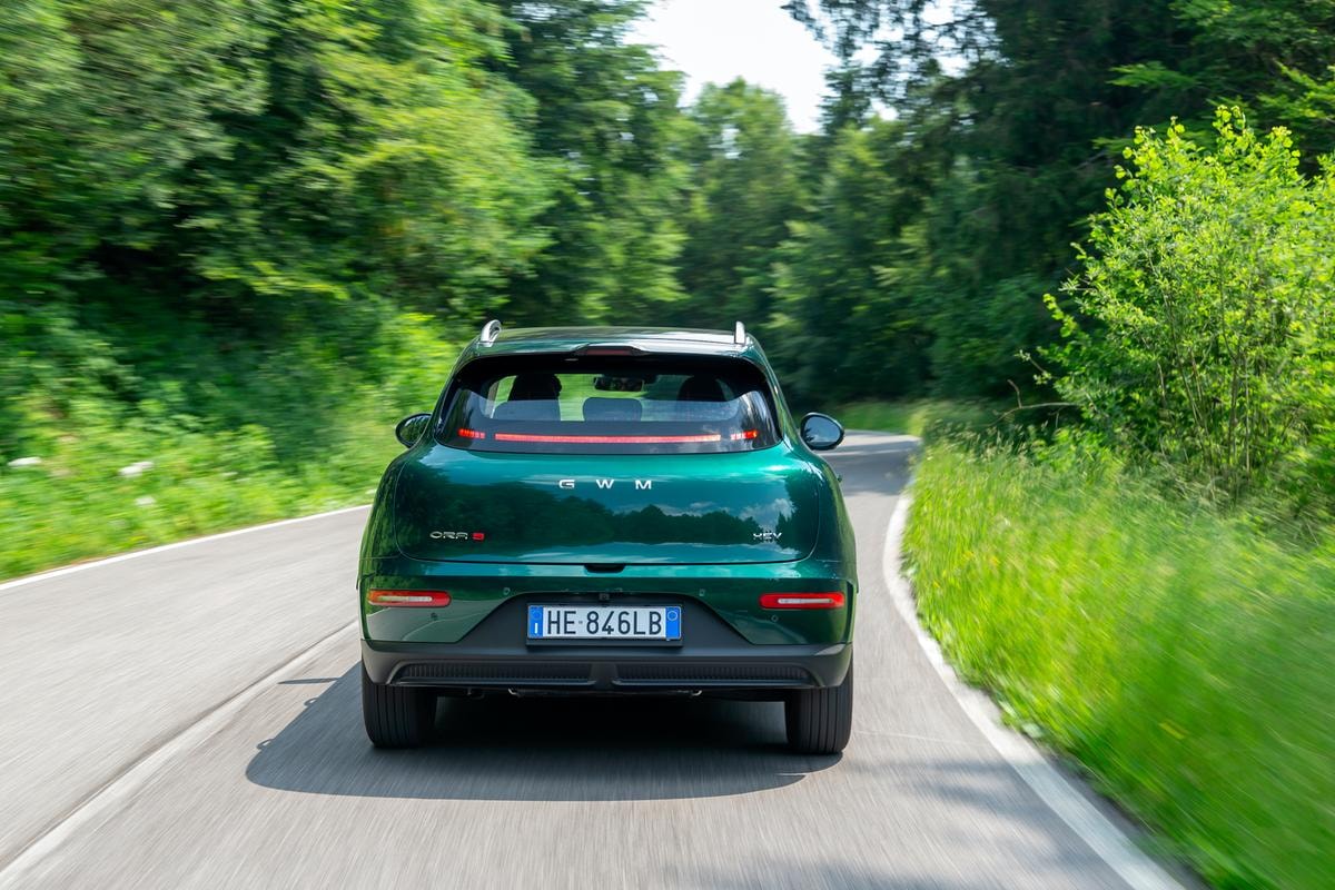 Silenziosa, tecnologica e con 1.000 km di autonomia: ecco la nuova GWM Ora 5 che sembra una Porsche