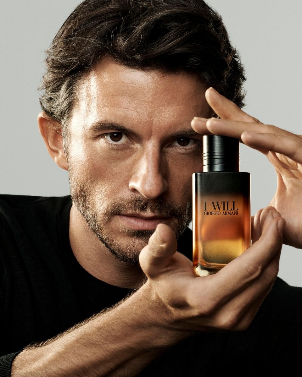 Jonathan Bailey nella campagna della fragranza Armani beauty I will (courtesy Armani)