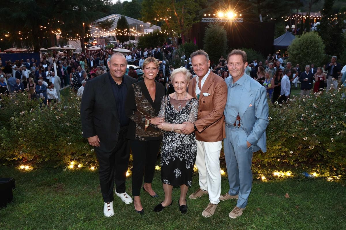 La famiglia Cerea durante la festa organizzata per festeggiare i 60 anni del tristellato Da Vittorio. Da sinistra: Bobo, Rossella, mamma Bruna, Francesco e Chicco.