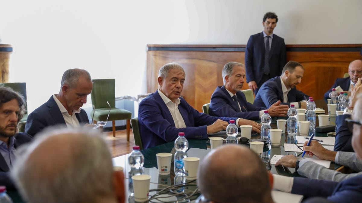 Il ministro Adolfo Urso al tavolo ex Ilva