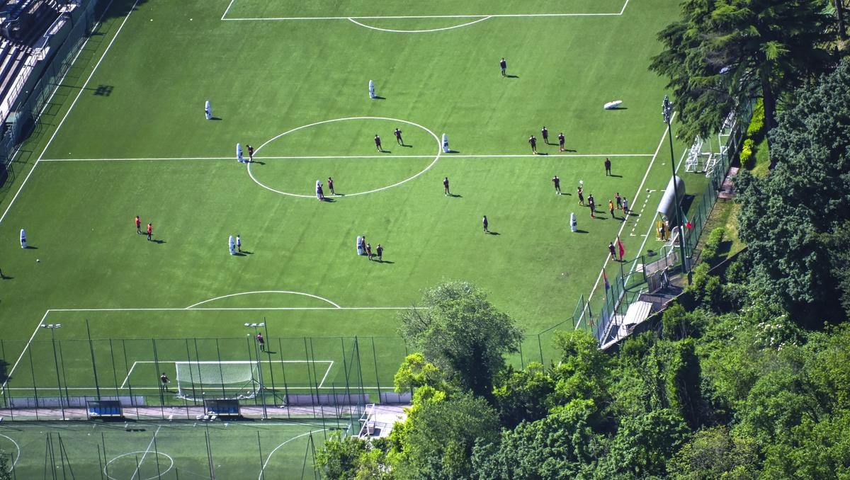 Il calcio in Europa vale 38 miliardi, ma solo metà dei club è in utile: ecco a chi va la fetta più grande dei ricavi