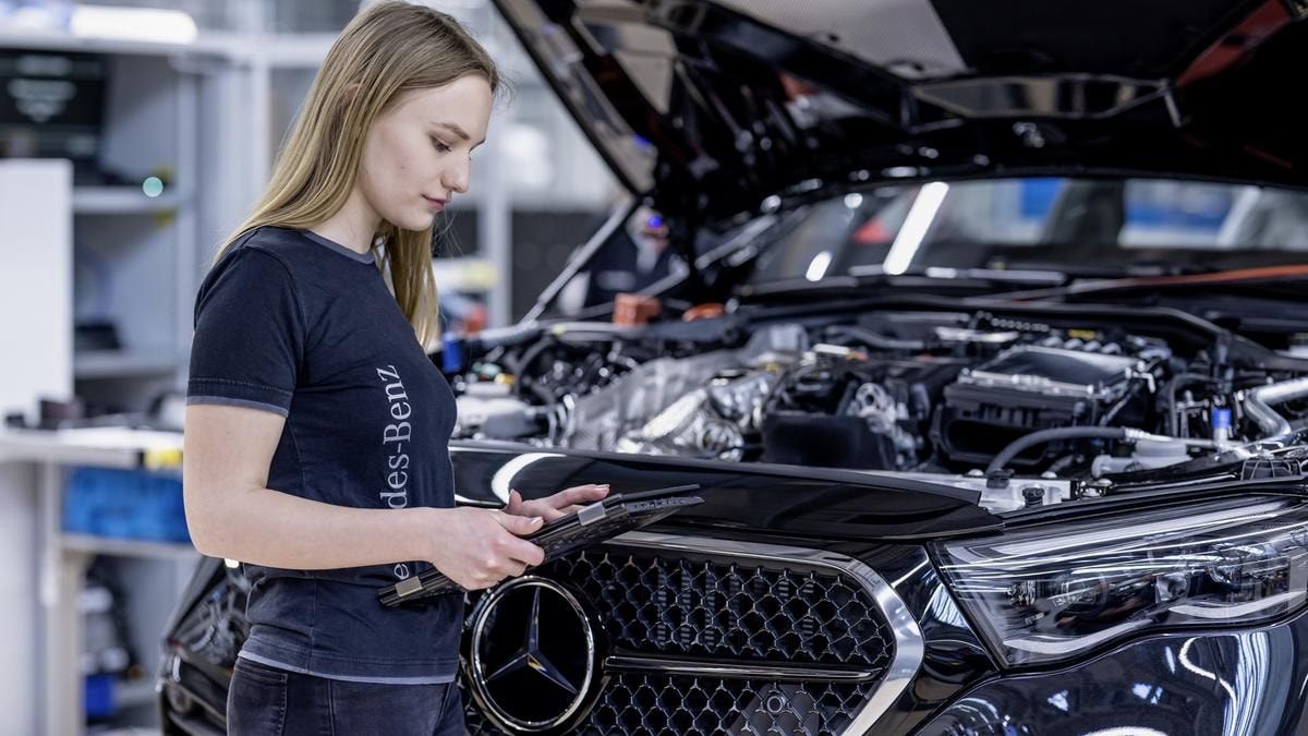 Auto, profitti in caduta: Mercedes guadagna 4.120 euro per ogni vettura venduta, Stellantis solo 470