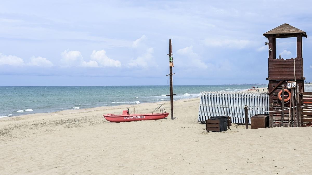 Caporalato in uno stabilimento barese. Bagnini pagati tra due e cinque euro lordi all’ora. Quattro indagati