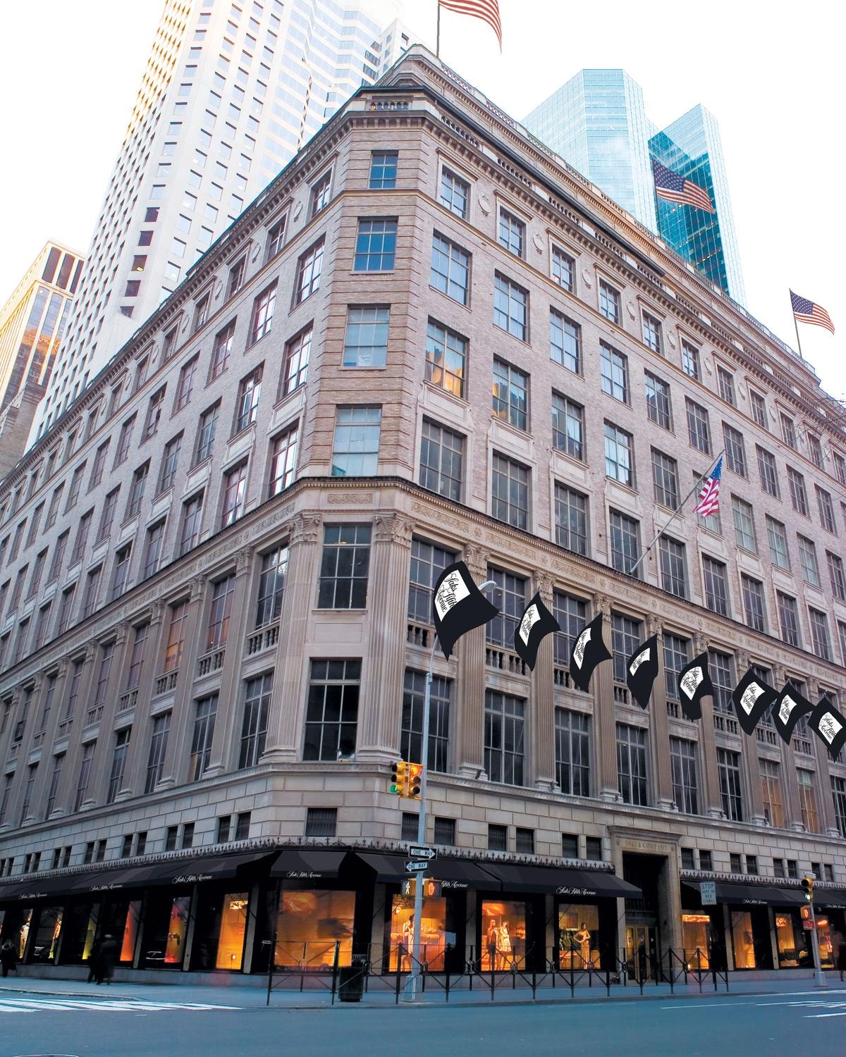 Il flagship store di Saks fith avenue a New York (courtesy Saks global)