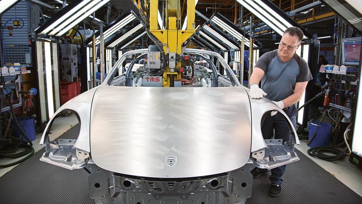 Porsche verso la cancellazione della Taycan elettrica entro il 2030: vendite crollate e retromarcia sulle auto a batteria