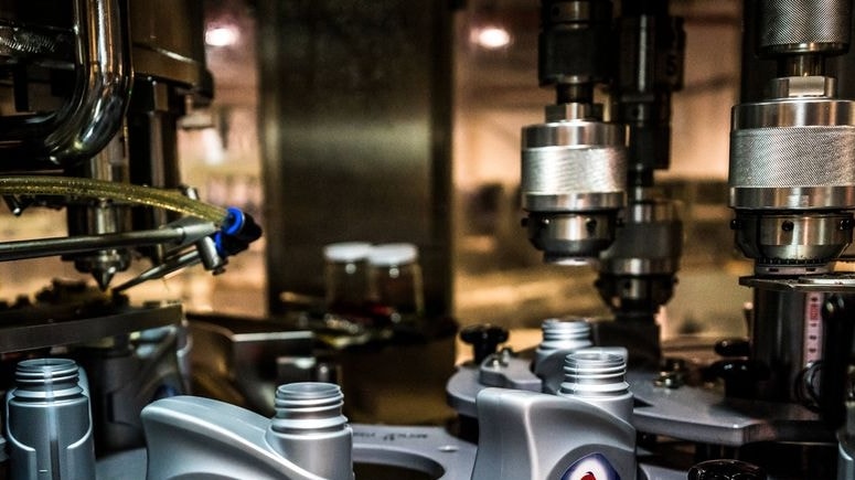Auto, è crisi globale delle forniture di olio motore: Stellantis, Volkswagen e Toyota al lavoro per cercare alternative