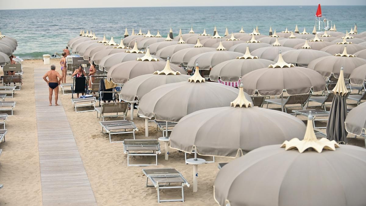 Quanto è cara l’estate italiana: spiagge e hotel alle stelle, così 1 famiglia su 3 rinuncia alle vacanze