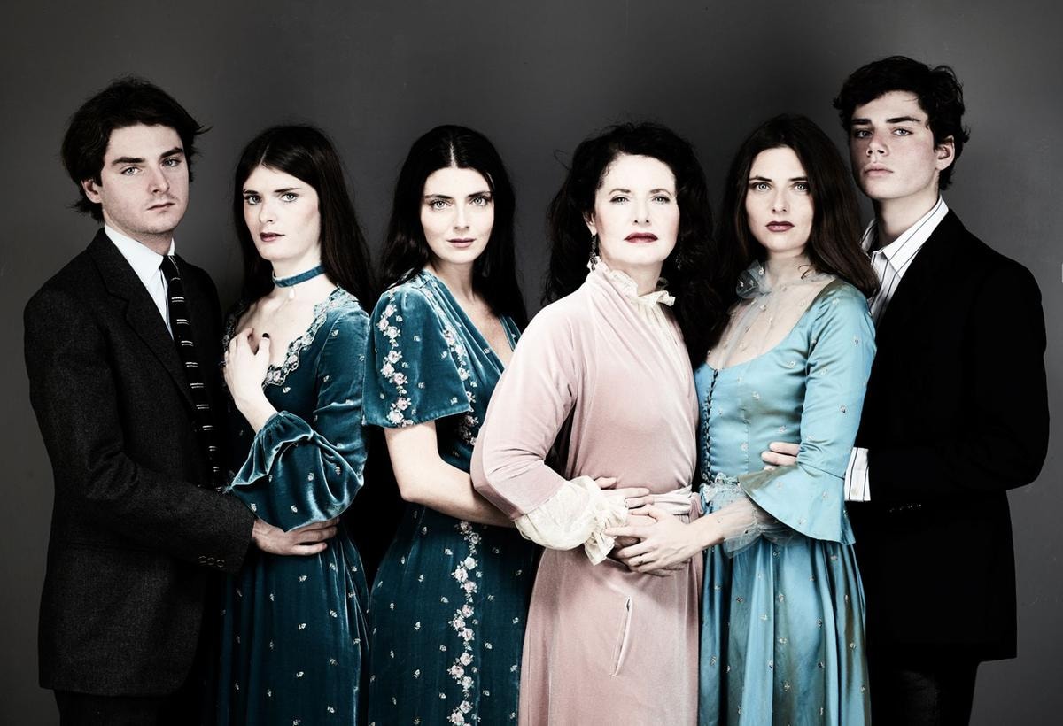 Luisa Beccaria tra i figli. Da sinistra, Ludovico, Luna, Lucilla, Lucrezia e Luchino (courtesy Luisa Beccaria)