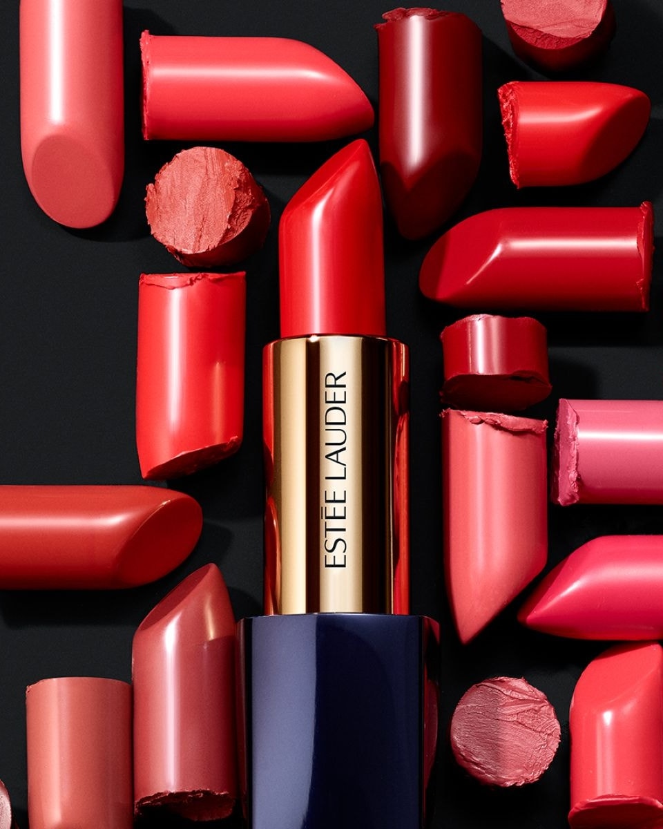 Estée Lauder, il quarto trimestre (+6%) batte le attese e spinge i ricavi 2026 a 15 miliardi