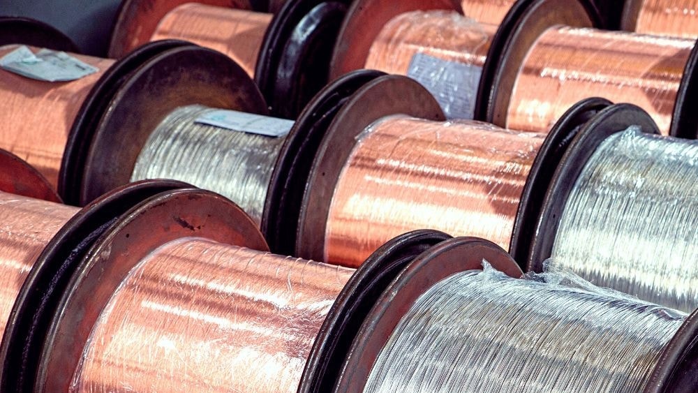 Metalli industriali, la scommessa cambia: le azioni da comprare e vendere nei prossimi 12 mesi