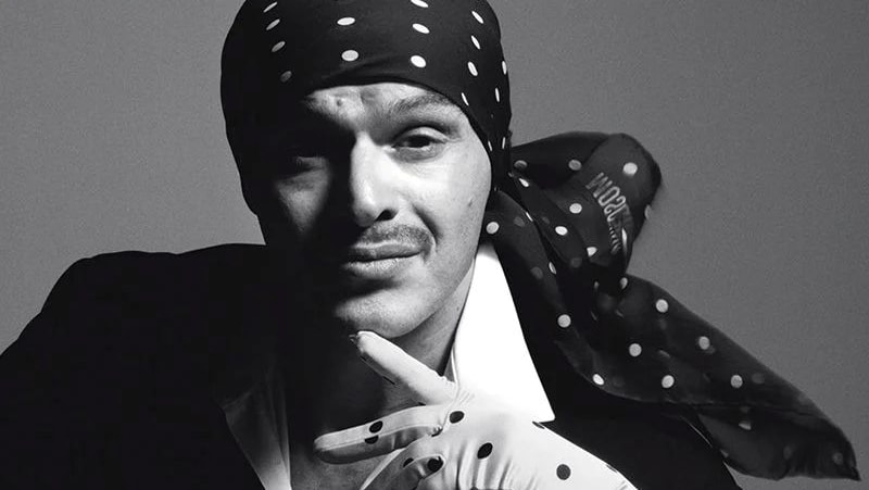 Franco Moschino in una campagna del 1988 (ph Stefano Pandini)