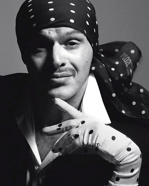 Franco Moschino in una campagna del 1988 (ph Stefano Pandini, Forte di Bard official website)