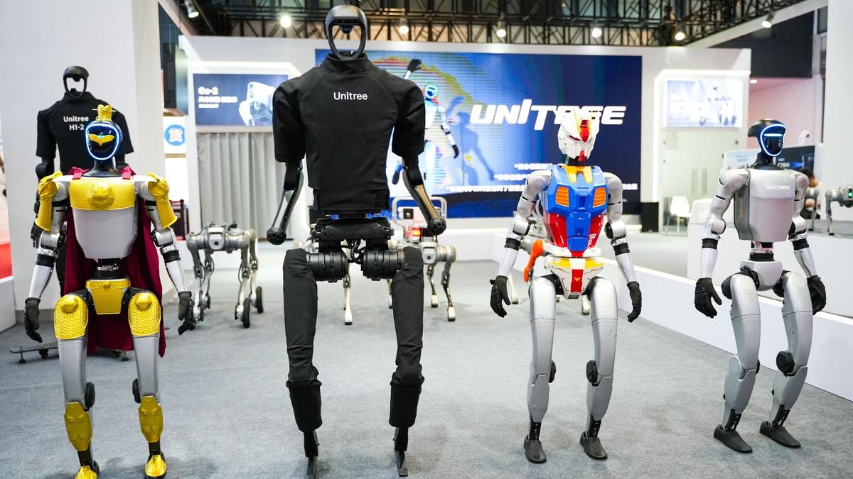 Una batteria di robot umanoidi della cinese Unitree