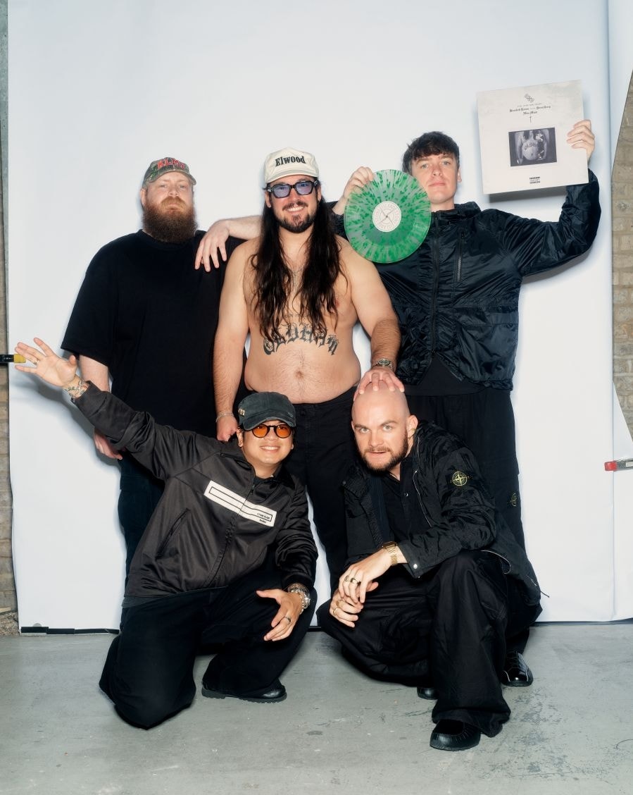 La band Knocked loose con il vinile di Hive mind (courtesy Stone island)