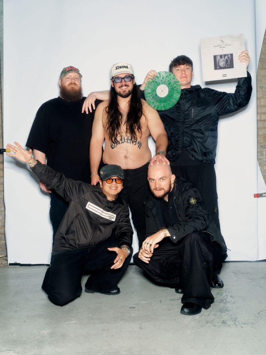 La band Knocked loose con il vinile di Hive mind (courtesy Stone island)