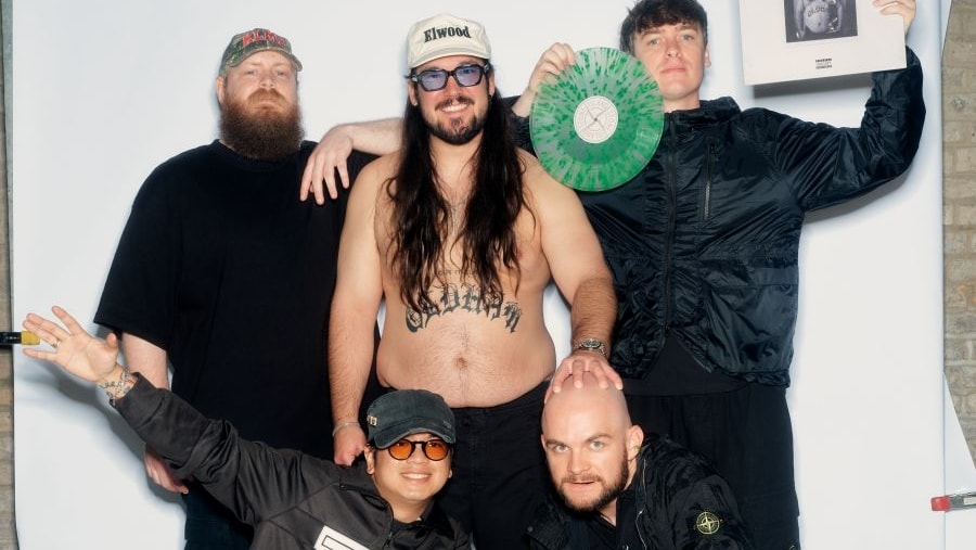 La band Knocked loose con il vinile di Hive mind (courtesy Stone island)