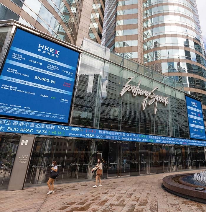 Una foto della piazza che ospita la borsa di Hong Kong (ph Hong Kong Tourism board official website)