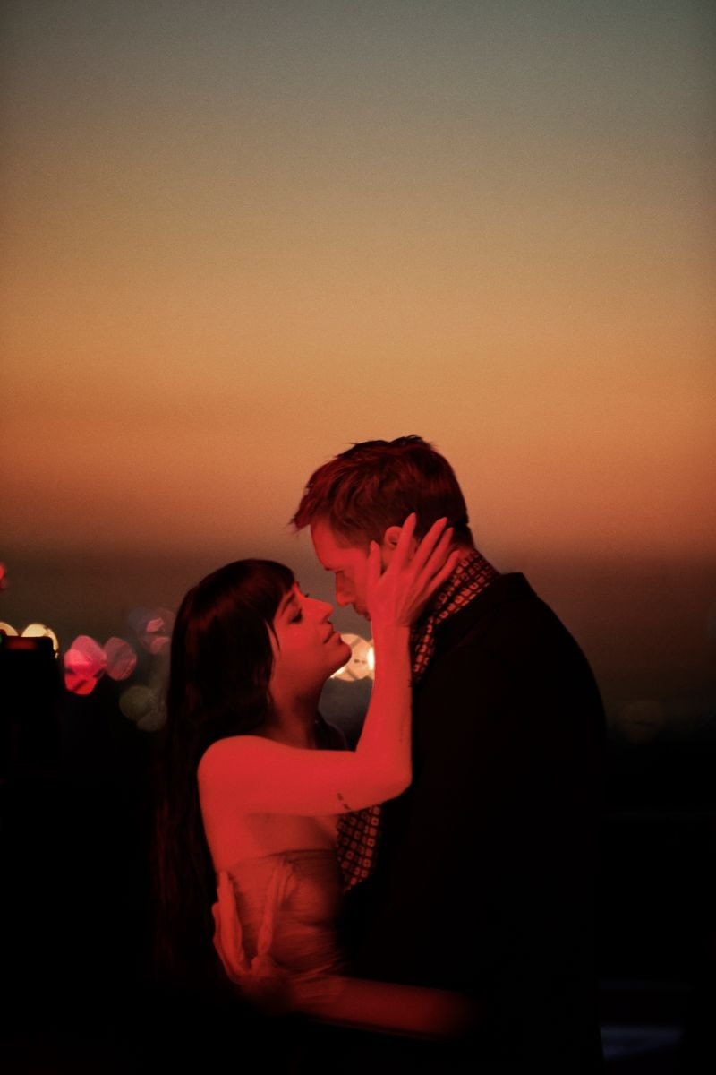 Alexander Skarsgård e Dakota Johnson in un frame della campagna di Vendetta (courtesy Valentino beauty)