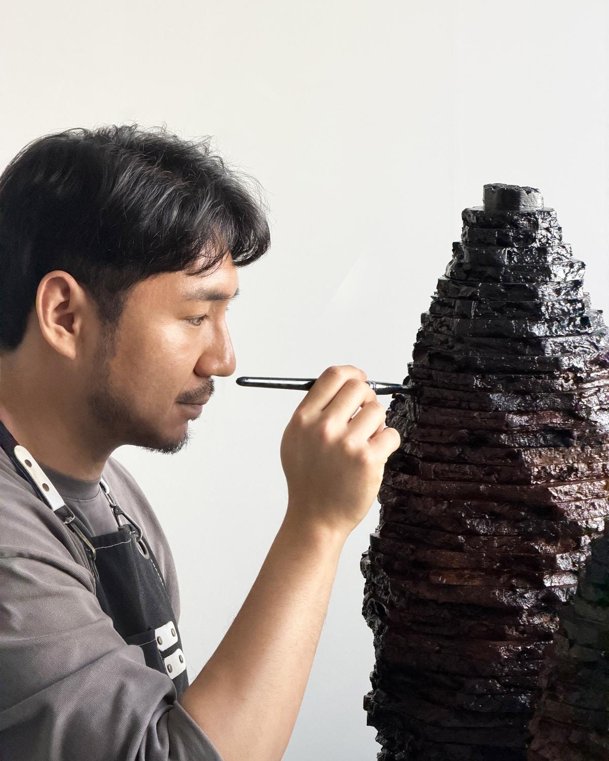 Hyungho Jeon usa scarti di corteccia per le proprie sculture.