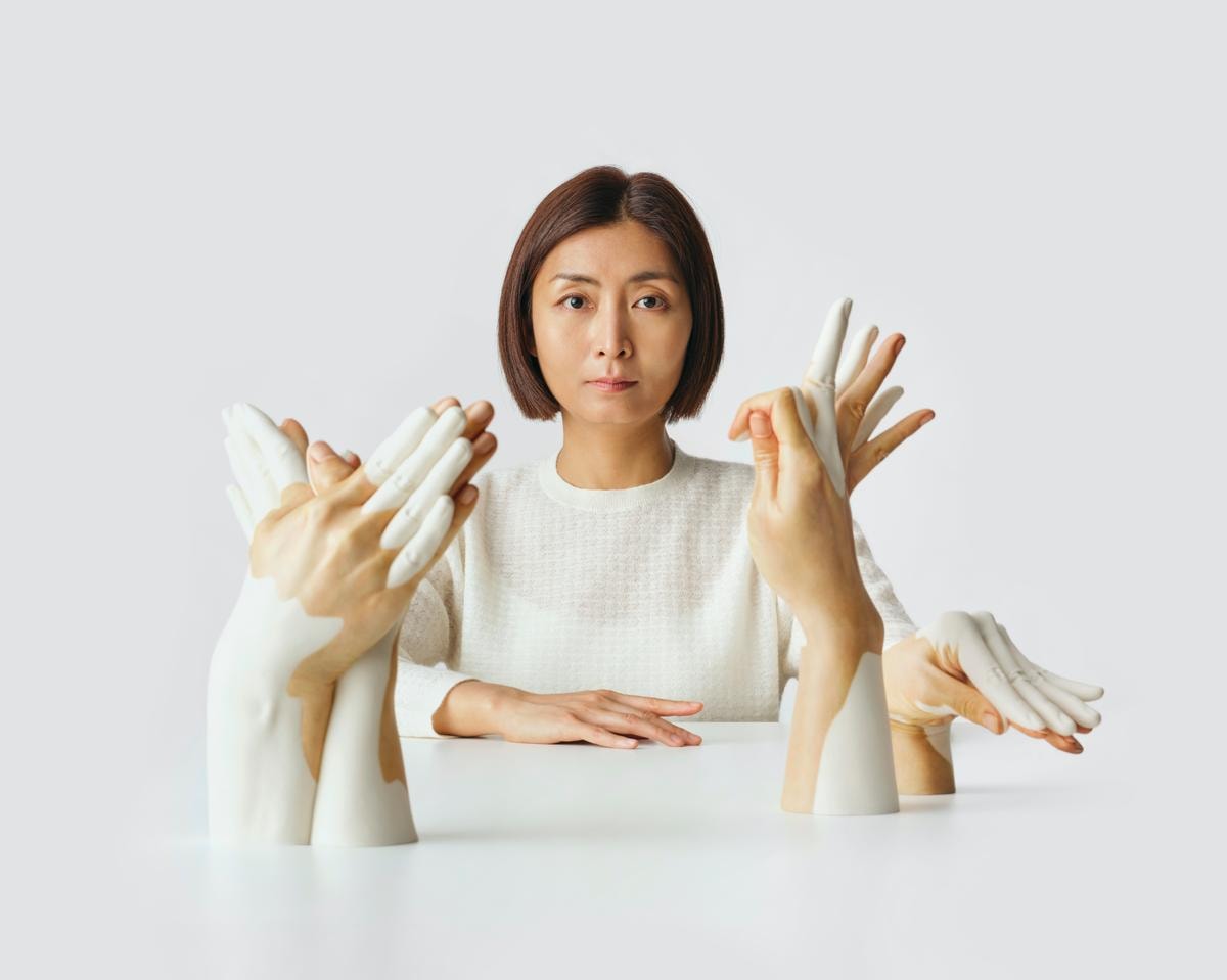 L'artista sudcoreana Sean Gu lavora ceramica e vetro.
