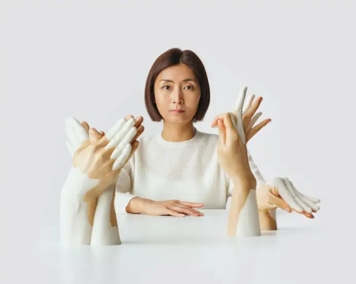 L'artista sudcoreana Sean Gu lavora ceramica e vetro.