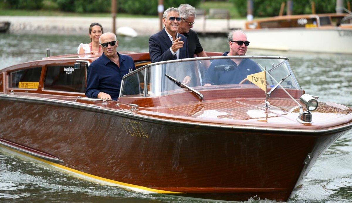 Geroge Clooney arriva alla darsena dell'Hotel Excelsior