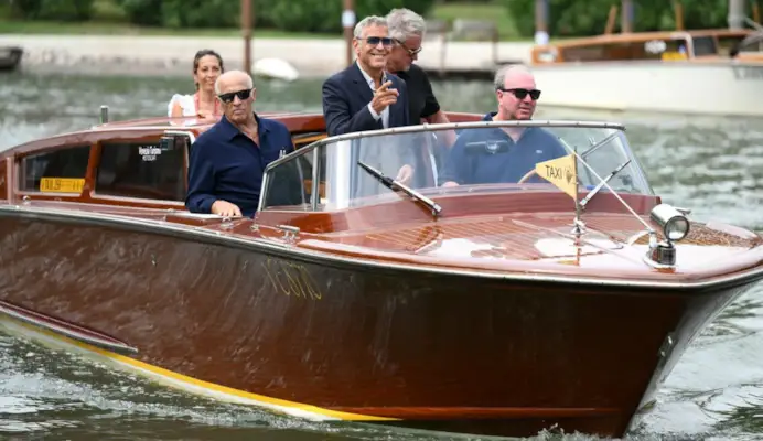 Geroge Clooney arriva alla darsena dell'Hotel Excelsior