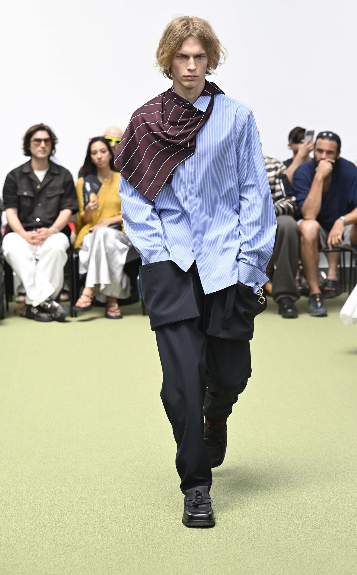 Un look Sacai spring-summer 2027 (ph Francesc Ten/MFF)
