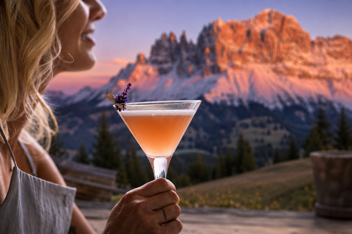 Enrosadira cocktail con le Dolomiti al tramonto.