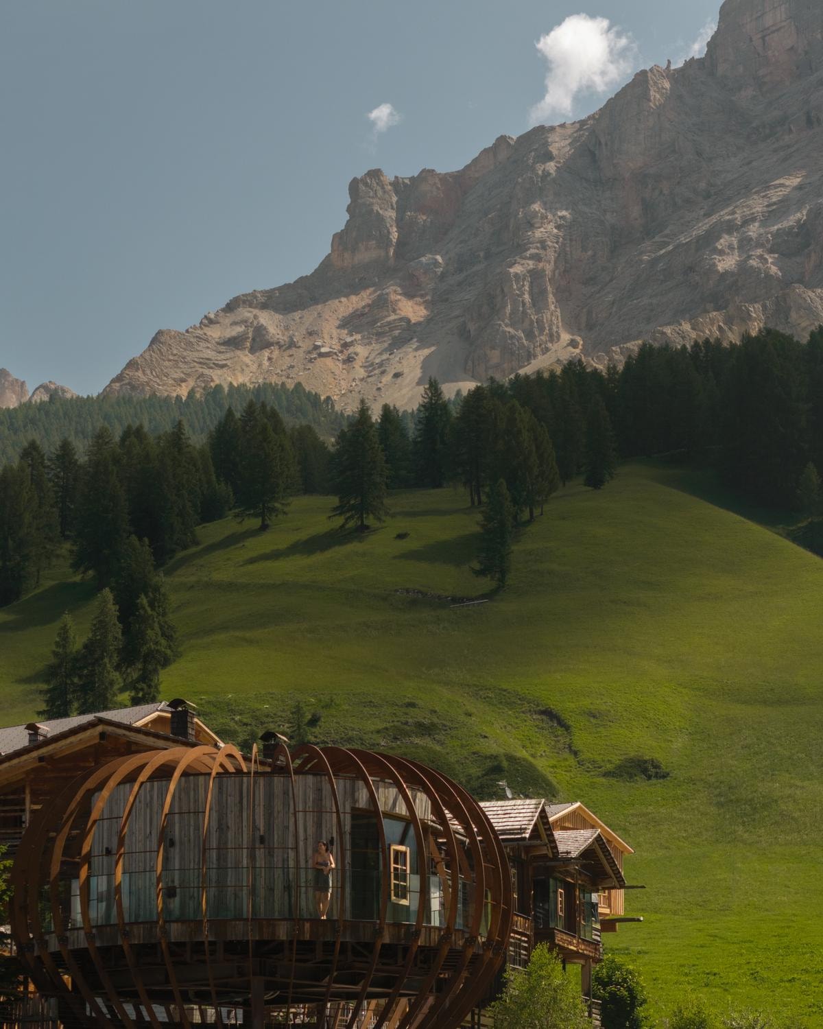 Dolomiti spa hotel Fanes con i Monti Pallidi sullo sfondo.