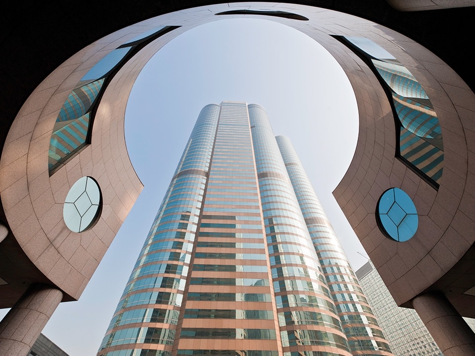 Una foto della piazza che ospita la borsa di Hong Kong (ph Hong Kong Tourism board official website)