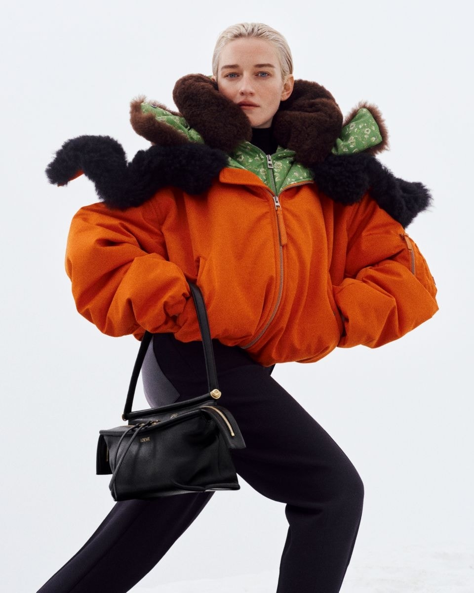 Julia Garner nella campagna fall-winter 2026 di Loewe (courtesy Loewe)