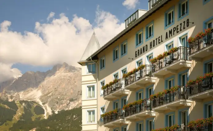 Cortina d’autunno sorprende: foliage, Dolomiti rosa e due hotel da scoprire