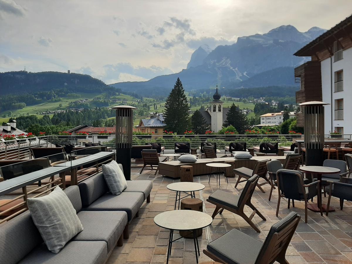 Cortina d’autunno sorprende: foliage, Dolomiti rosa e due hotel da scoprire