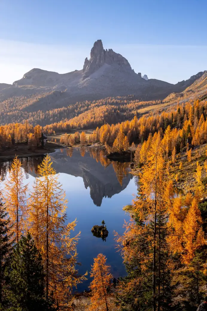 Cortina d’autunno sorprende: foliage, Dolomiti rosa e due hotel da scoprire