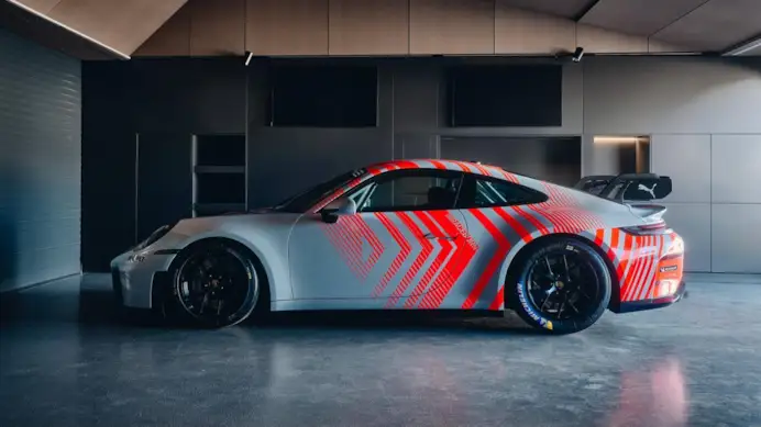 Porsche trasforma la 911 GT3 in un’auto da corsa: ecco la nuova Challenge
