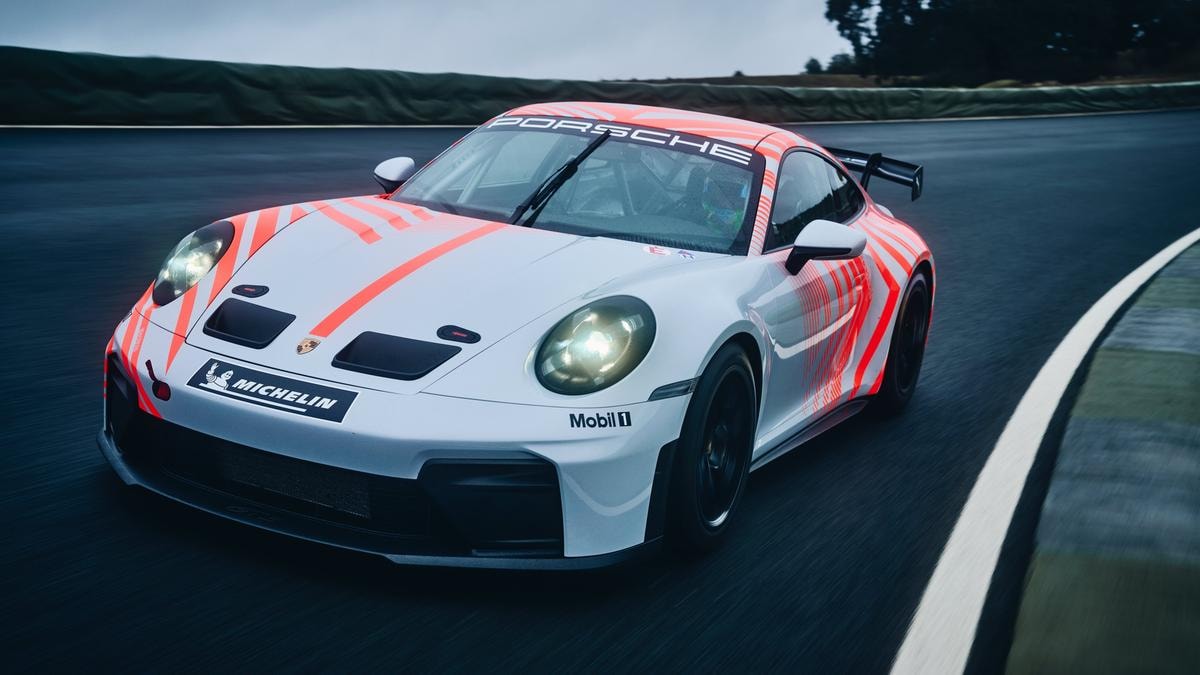 Porsche trasforma la 911 GT3 in un’auto da corsa: ecco la nuova Challenge