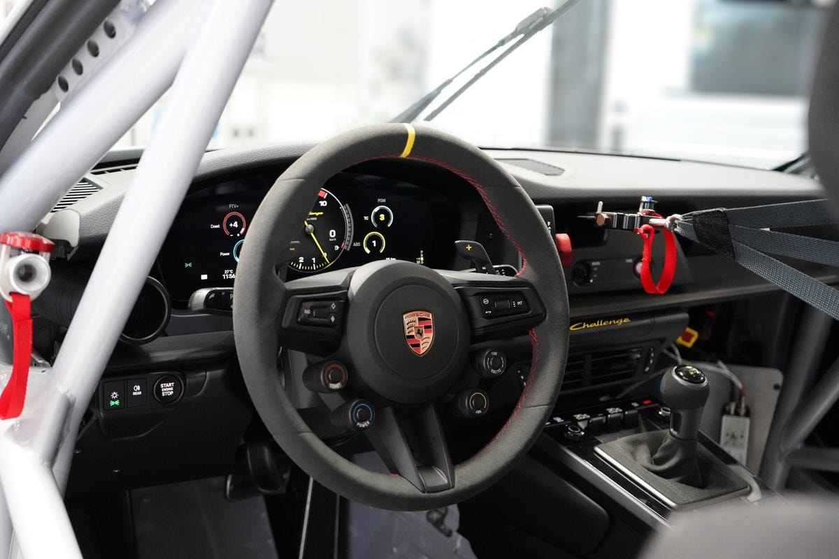 Porsche trasforma la 911 GT3 in un’auto da corsa: ecco la nuova Challenge