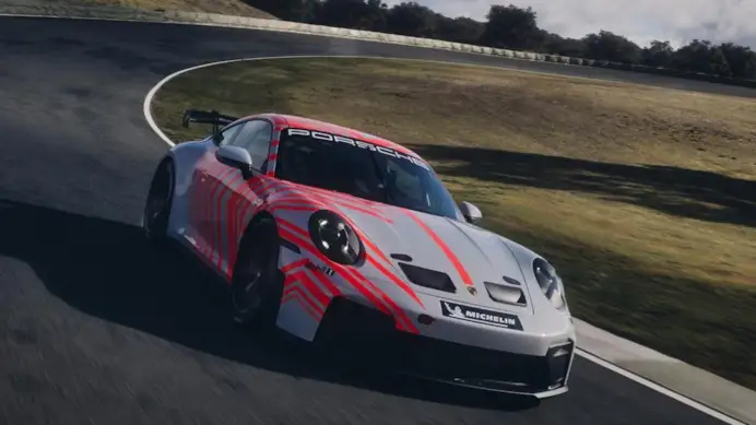 Porsche trasforma la 911 GT3 in un’auto da corsa: ecco la nuova Challenge