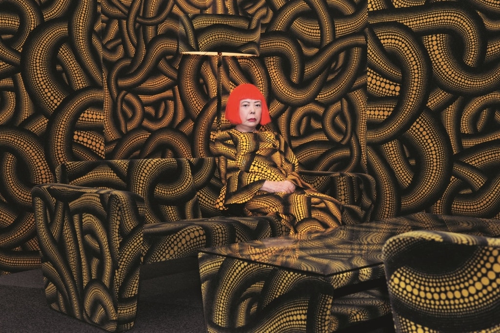 Yayoi Kusama ritratta nel suo Yellow Tree / Living Room alla Triennale di Aichi nel 2010.