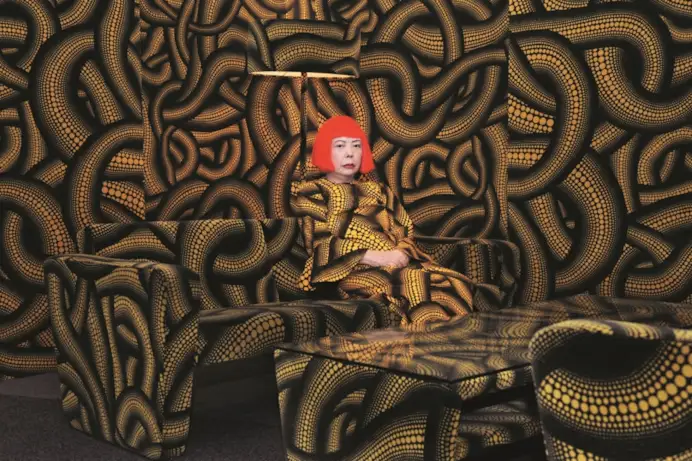 Yayoi Kusama ritratta nel suo Yellow Tree / Living Room alla Triennale di Aichi nel 2010.